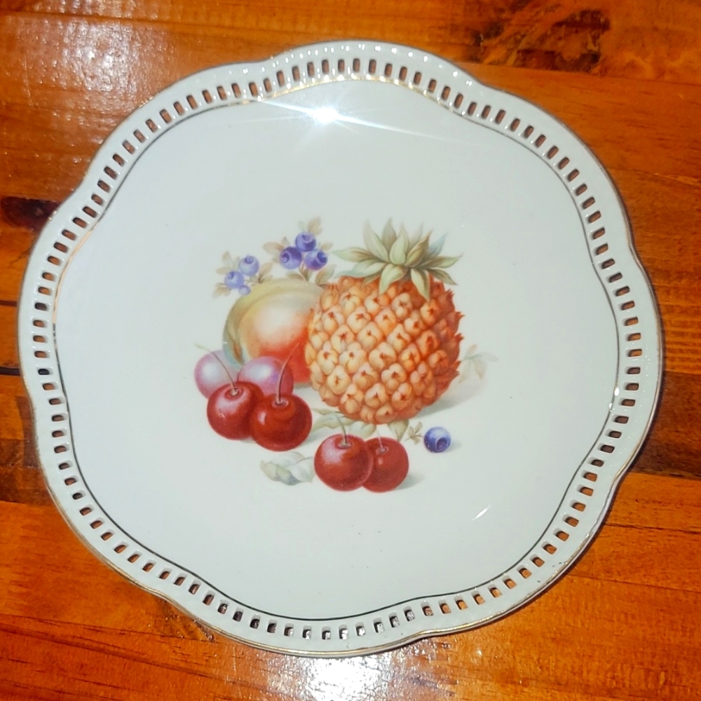 Schumann Arzberg Germany gold trimmed scalloped 7.75 inch plate